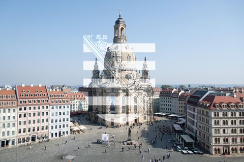 Frauenkirche in Dresden mit Wappen Sachsens, es gibt 16 Wahlkreise in dem Bundesland