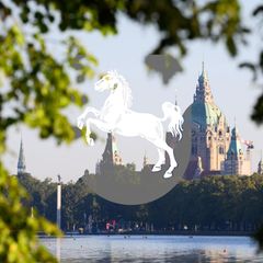 Neues Rathaus am Maschsee in Hannover mit Wappen. 30 Wahlkreise hat Niedersachsen