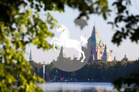 Neues Rathaus am Maschsee in Hannover mit Wappen. 30 Wahlkreise hat Niedersachsen