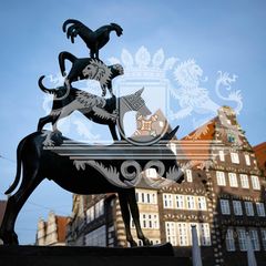 Ansicht Bremer Stadtmusikanten mit Wappen Bremens, es gibt dort zwei Wahlkreise