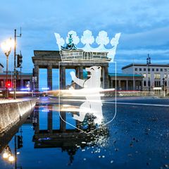 Brandenburger Tor mit Wappen Berlins, zwölf Wahlkreise hat die Hauptstadt
