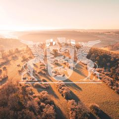 Hügellandschaft im Schwarzwald mit Wappen Baden-Württembergs, Wahlkreise