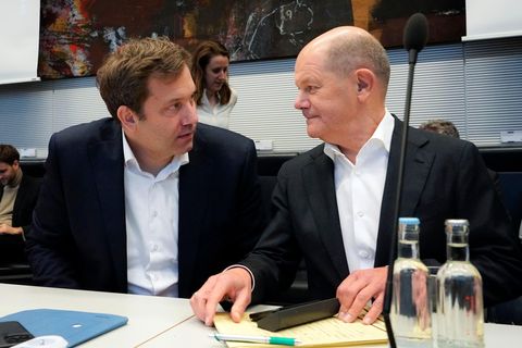 SPD-Parteichef Lars Klingbeil (l.) und Bundeskanzler Olaf Scholz