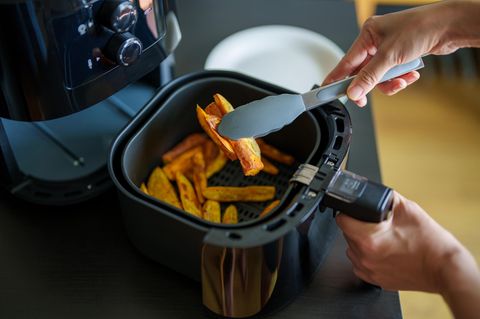Super Bowl Snacks Airfryer: Wedges liegen in einer Heißluftfritteuse.