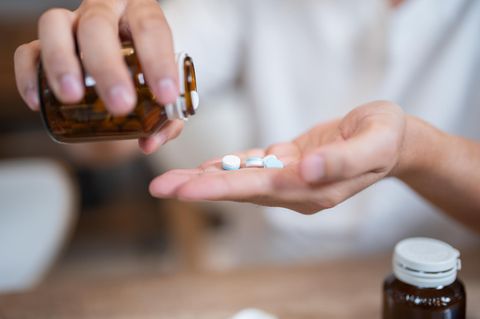 Paracetamol werden auf die Hand gegeben