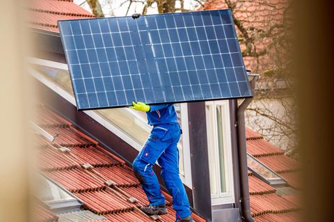 Ein Handwerker installiert eine Photovoltaik-Anlage (Teaserbild AfD-Wähler setzen auf Solar)