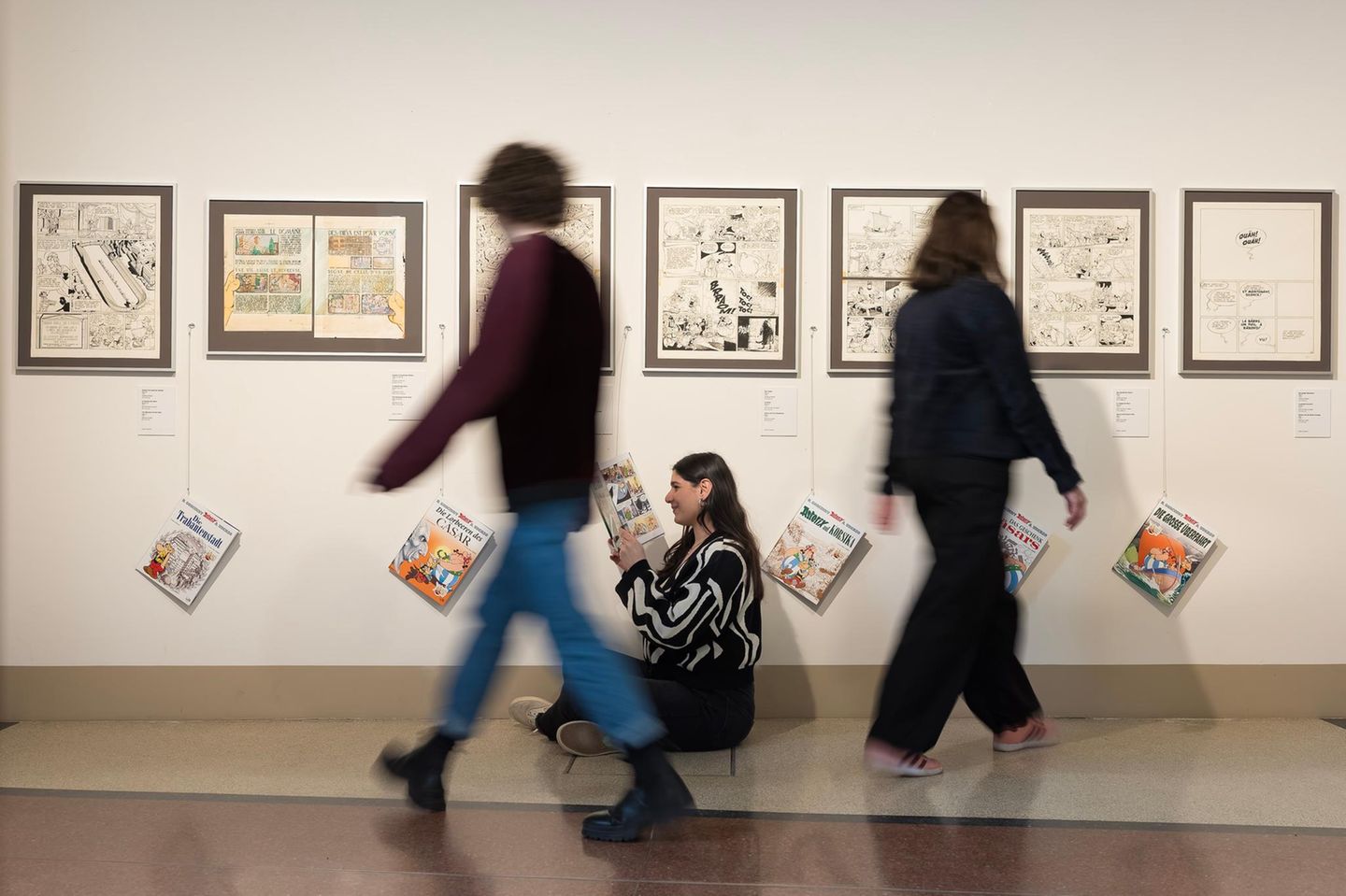 Wand mit originalen Zeichnungen der Asterix-Comics