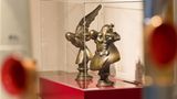 Büsten von Asterix und Obelix in einer Vitrine