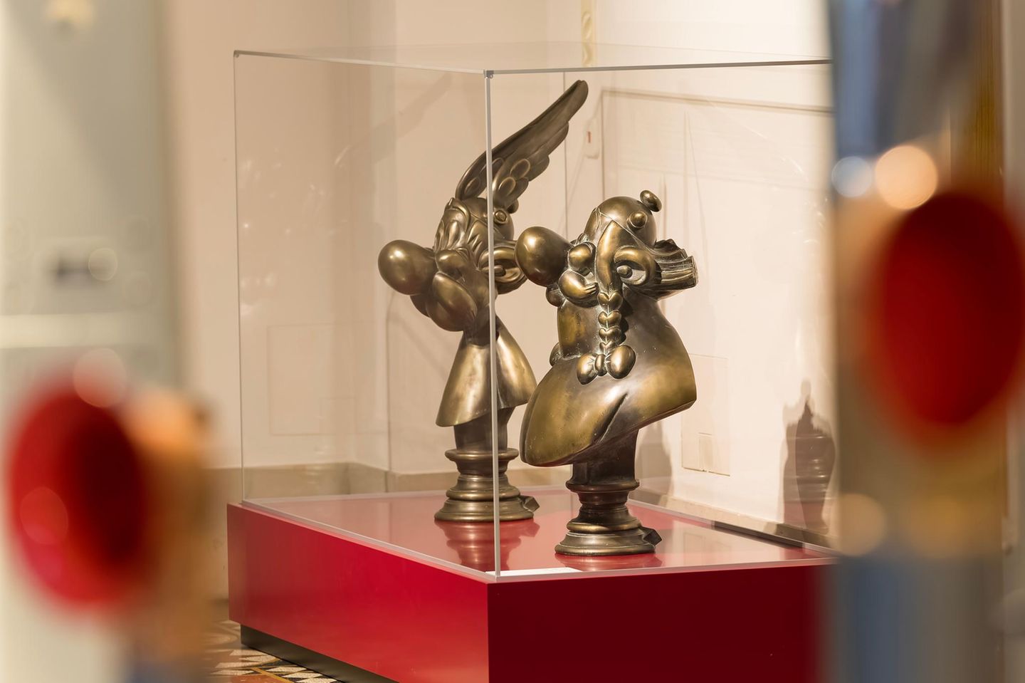 Büsten von Asterix und Obelix in einer Vitrine