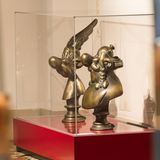 Büsten von Asterix und Obelix in einer Vitrine
