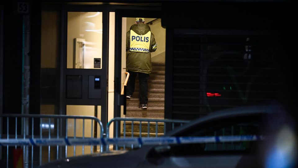 Polizisten durchsuchen eine Wohnung in Örebro, die im Zusammenhang mit der Amoktat stehen soll