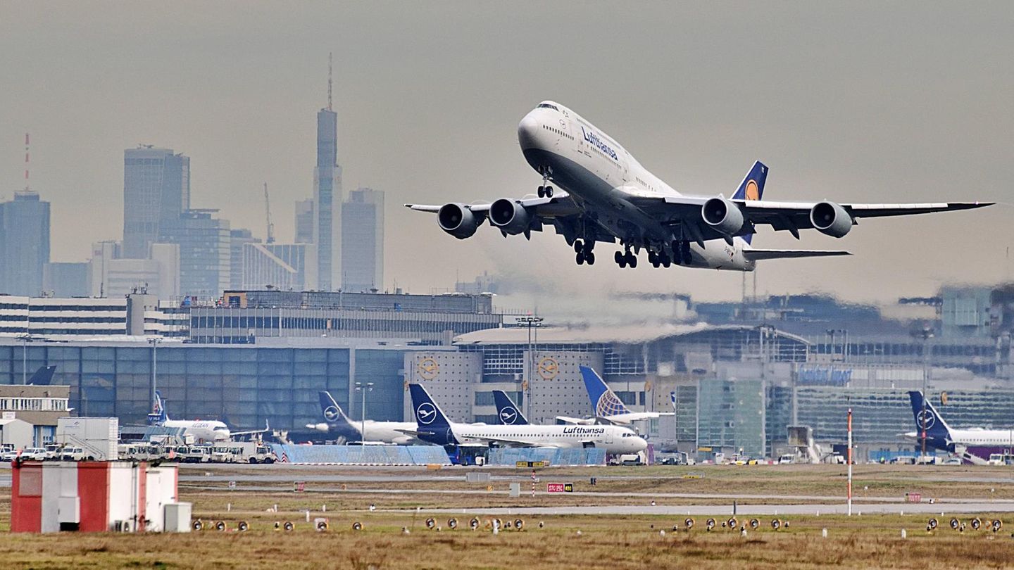 Verdi wants to paralyze big German airports with warning strikes