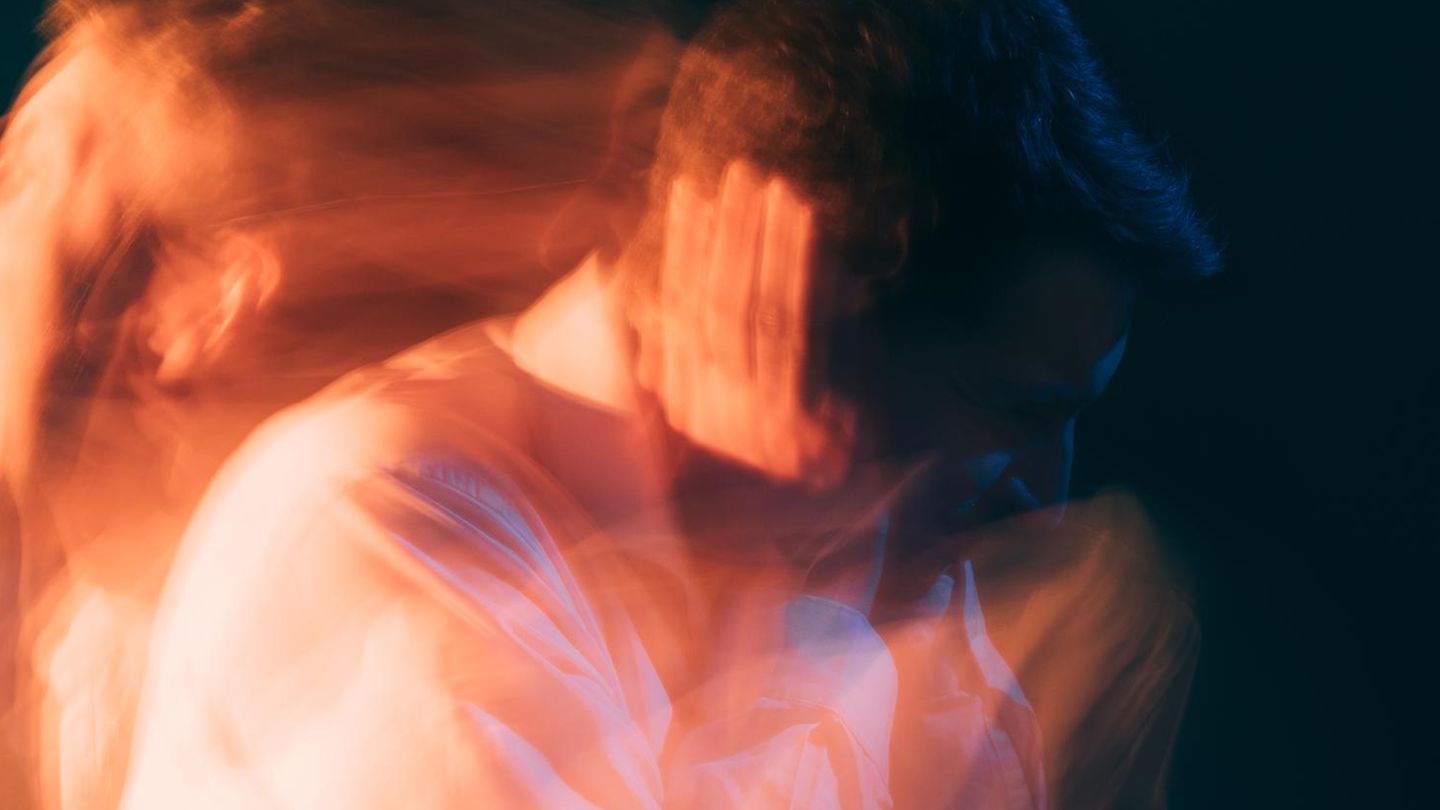 Psychisch kranke Täter: Ein doppelbelichteter Mann, der aussieht, als erleide er einen Anfall