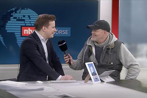 Entertainer Stefan Raab und Moderator Etienne Bell sitzen am Schreibtisch im n-tv-Studio