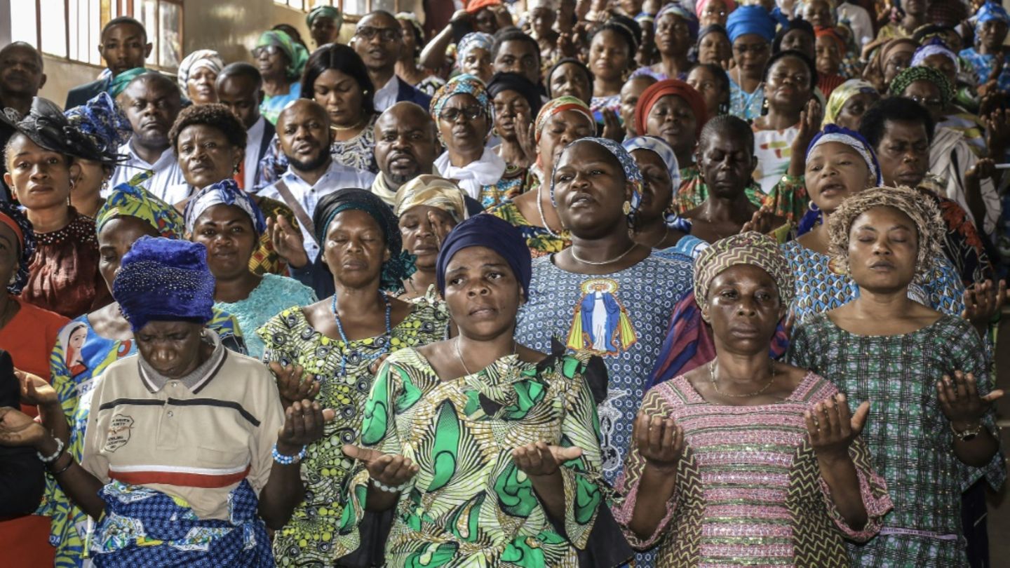 Beten für Frieden in einer Kirche in der Stadt Bukavu