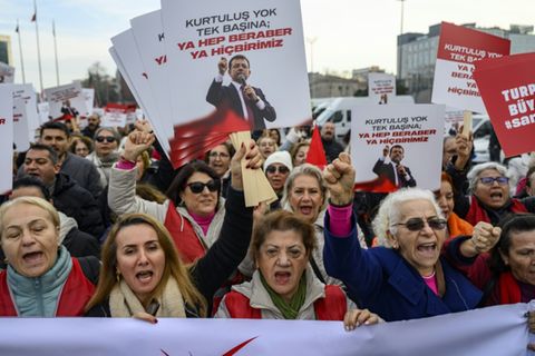 Anhängerinnen von Imamoglu vor dem Istanbuler Gericht