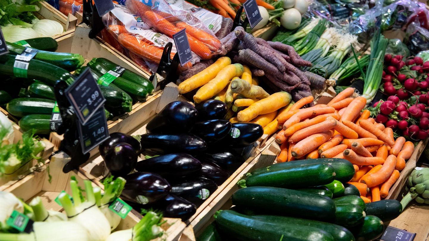 Bio-Gemüse liegt in einem Supermarktregal: Laut Forsa-Umfrage ist das manchen Eltern zu teuer