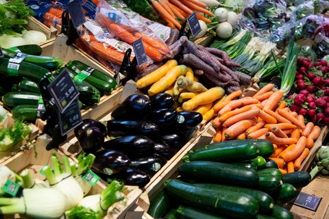 Bio-Gemüse liegt in einem Supermarktregal: Laut Forsa-Umfrage ist das manchen Eltern zu teuer