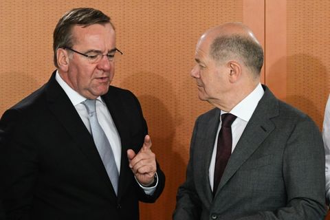 Pistorius und Scholz (r.) bei Kabinettssitzung