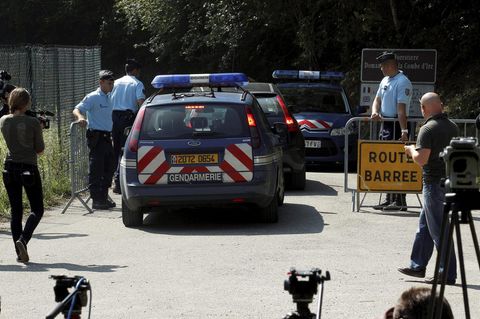 In Frankreich sperrt die Polizei im Jahr 2012 den Tatort des Vierfachmordes von Chevaline ab
