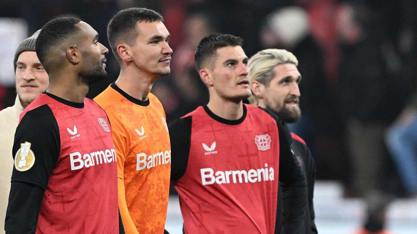Vier Spieler von Bayer Leverkusen gehen in einer Reihe über den Platz