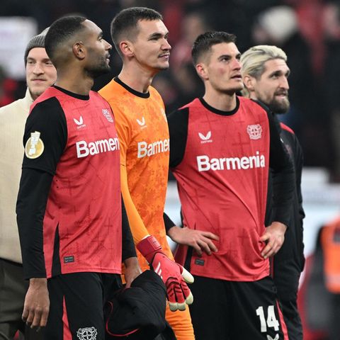 Vier Spieler von Bayer Leverkusen gehen in Folge über den Platz in Folge