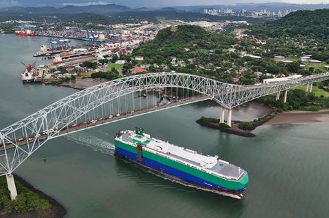 Mehr als 14.000 Schiffe aus der ganzen Welt fahren pro Jahr durch den Panamakanal