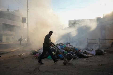Eines von unzähligen Problemen im Gazastreifen: Es gibt keine Müllabfuhr, Unrat wird auf der Straße verbrannt