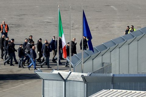 Migranten kommen in der albanischen Hafenstadt Shengjin an einem italienischen Lager an