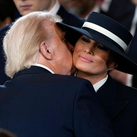 Ein Kuss für die First Lady: Melania Trump ist zurück in der Öffentlichkeit