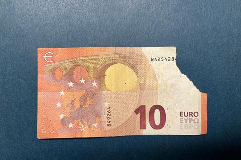 Geldschein 10-Euro-Schein mit abgerissener Ecke