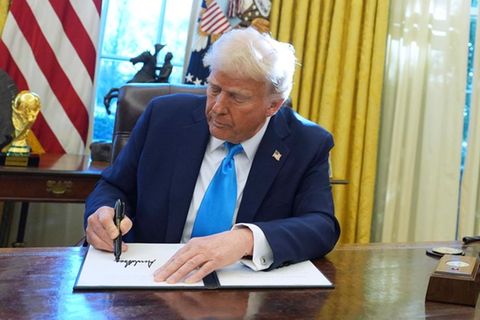 US-Präsident Donald Trump unterschreibt ein Dokument im Oval Office des Weißen Hauses