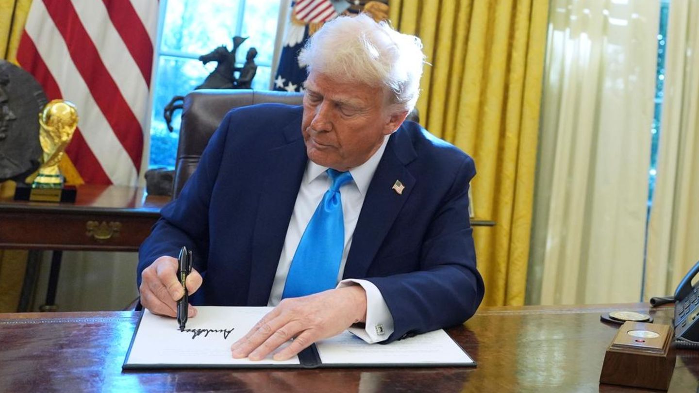 US-Präsident Donald Trump unterschreibt ein Dokument im Oval Office des Weißen Hauses