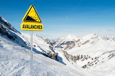 Ein Schild warnt vor Lawinen