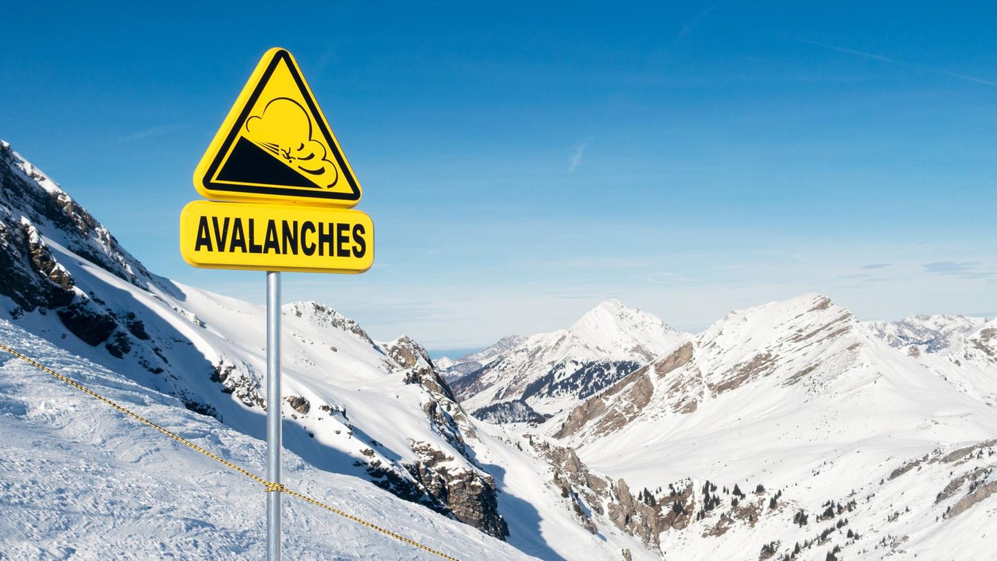 Ein Schild warnt vor Lawinen