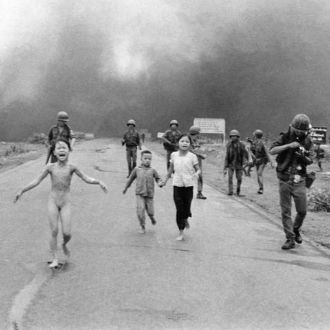 Junges Mädchen rennt schreiend vor Schmerz in Vietnam