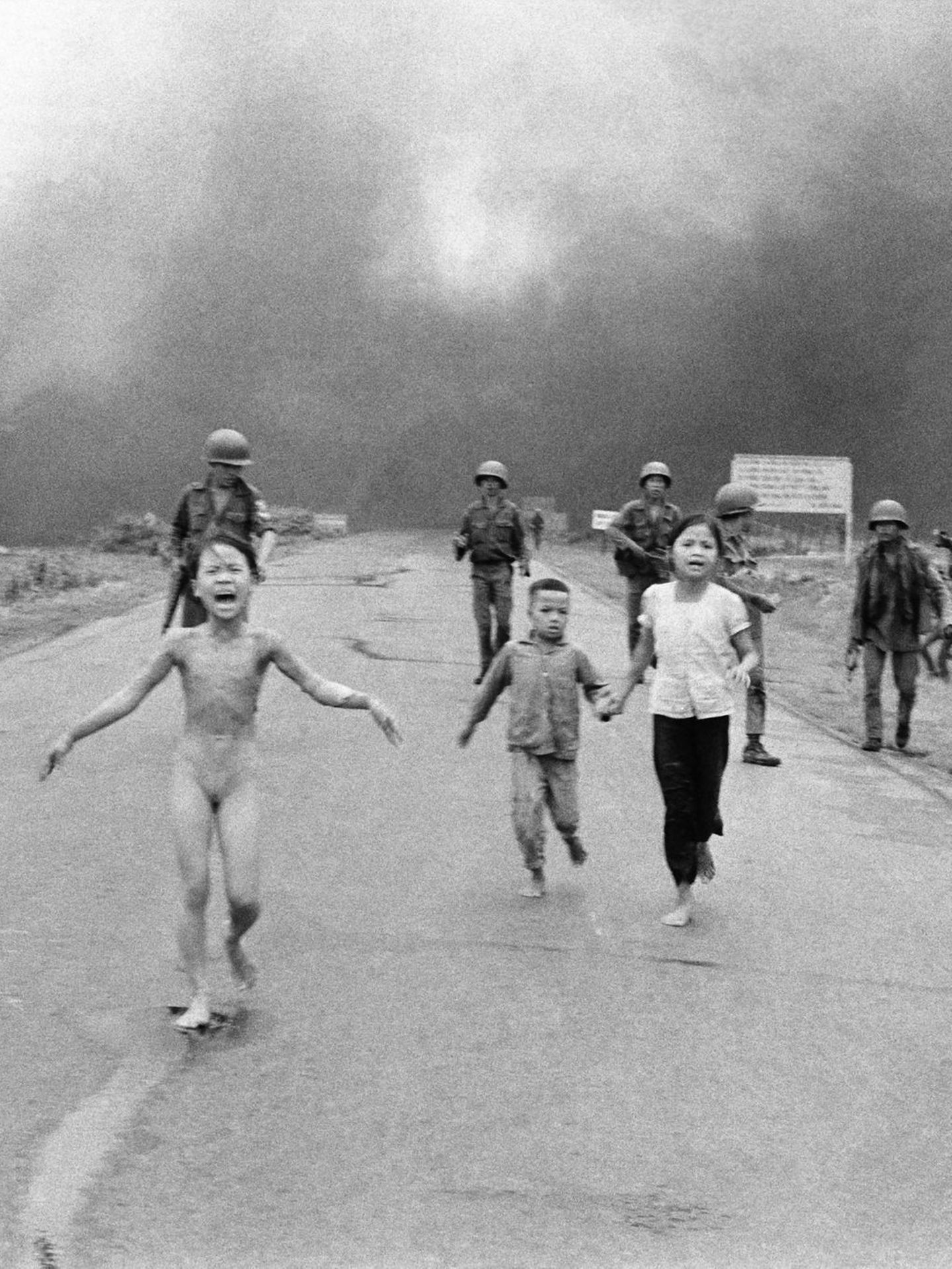 Junges Mädchen rennt schreiend vor Schmerz in Vietnam