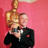 Jack Lemmon hält den Oscar in der Hand, den er für "Save the Tiger" bekommen hat