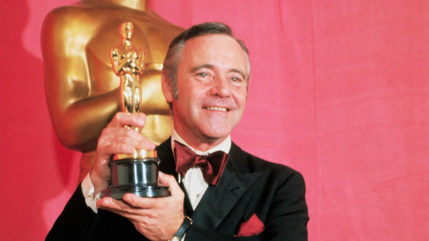 Jack Lemmon hält den Oscar in der Hand, den er für "Save the Tiger" bekommen hat