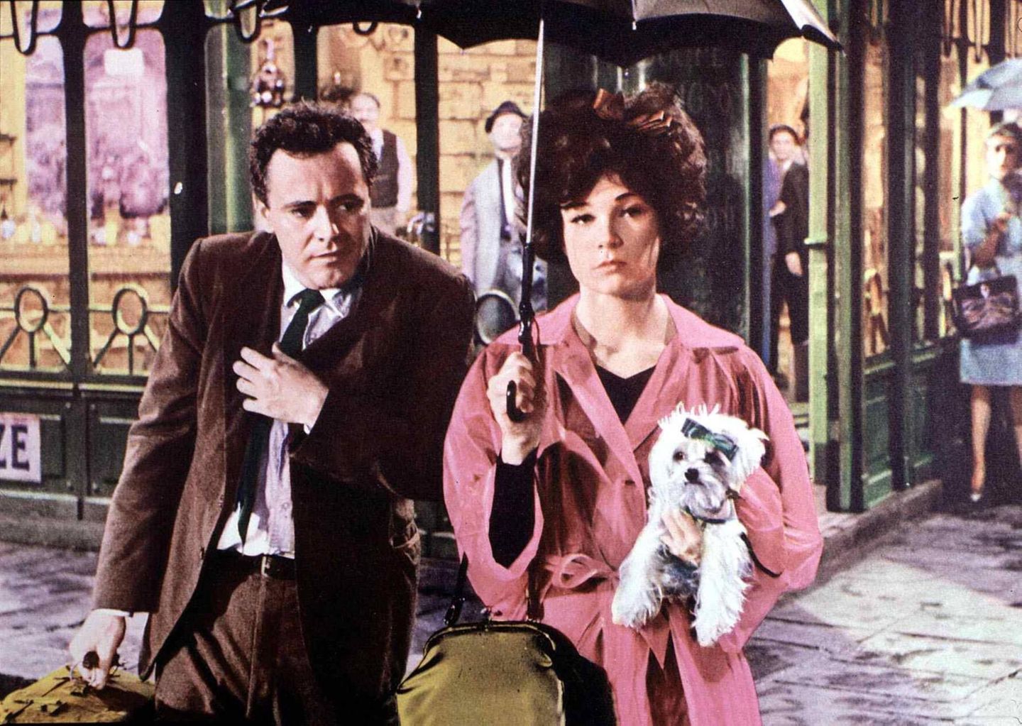 Pantoffelheld Jack Lemmon mit Shirley MacLaine in einer Straßenszene im Film "Das Mädchen Irma La Douce"
