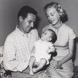 Jack Lemmon mit seiner ersten Ehefrau Cynthia Stone und auf dem Arm seinen sechs Monate alten Sohn Chris