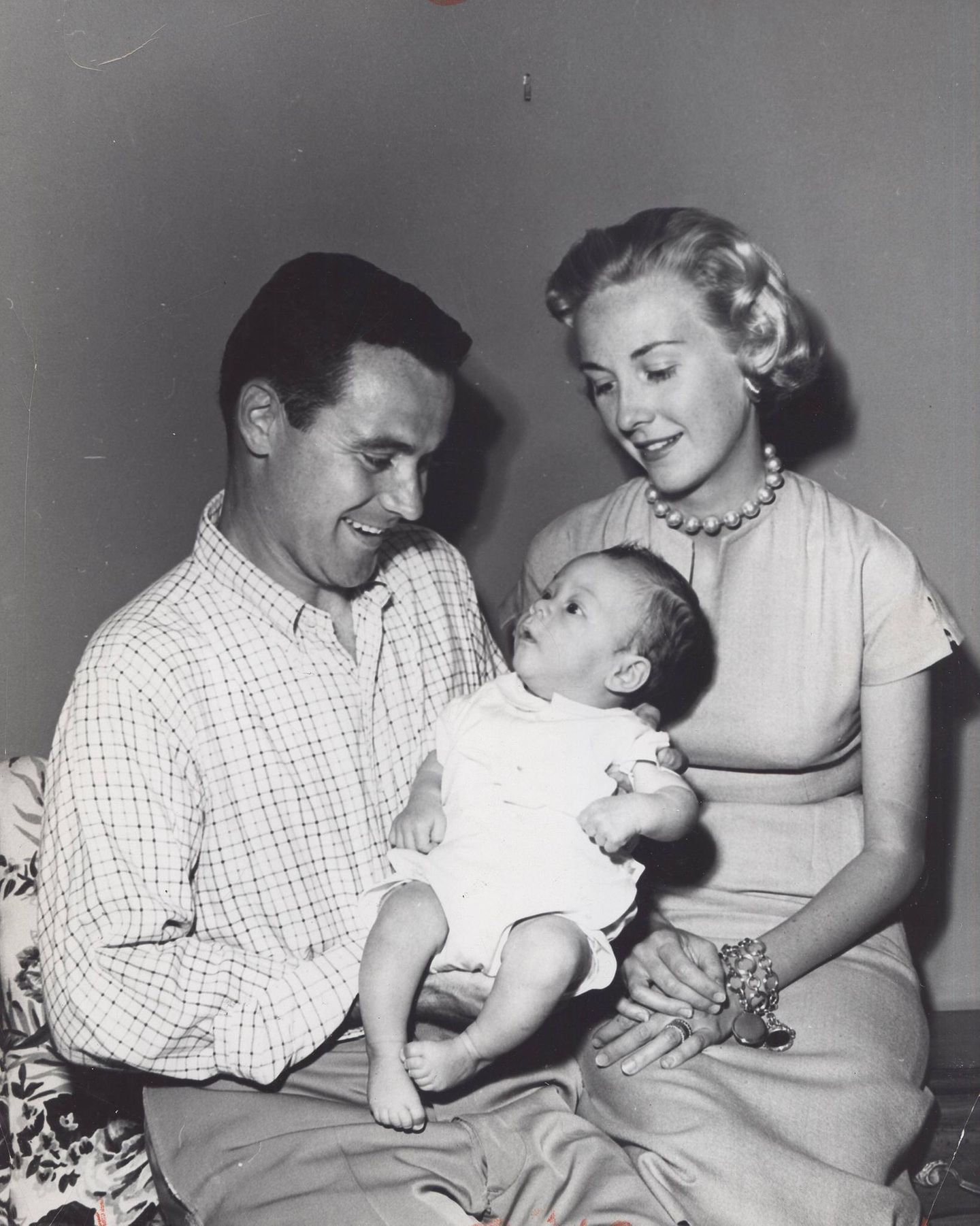 Vaterfreuden Jack Lemmon mit seiner ersten Ehefrau Cynthia Stone und auf dem Arm seinen sechs Monate alten Sohn Chris