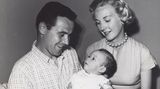 Jack Lemmon mit seiner ersten Ehefrau Cynthia Stone und auf dem Arm seinen sechs Monate alten Sohn Chris