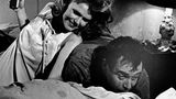 Jack Lemmon und Lee Remick betrunken auf dem Bett im Film "Die Tage des Weines und der Rosen"