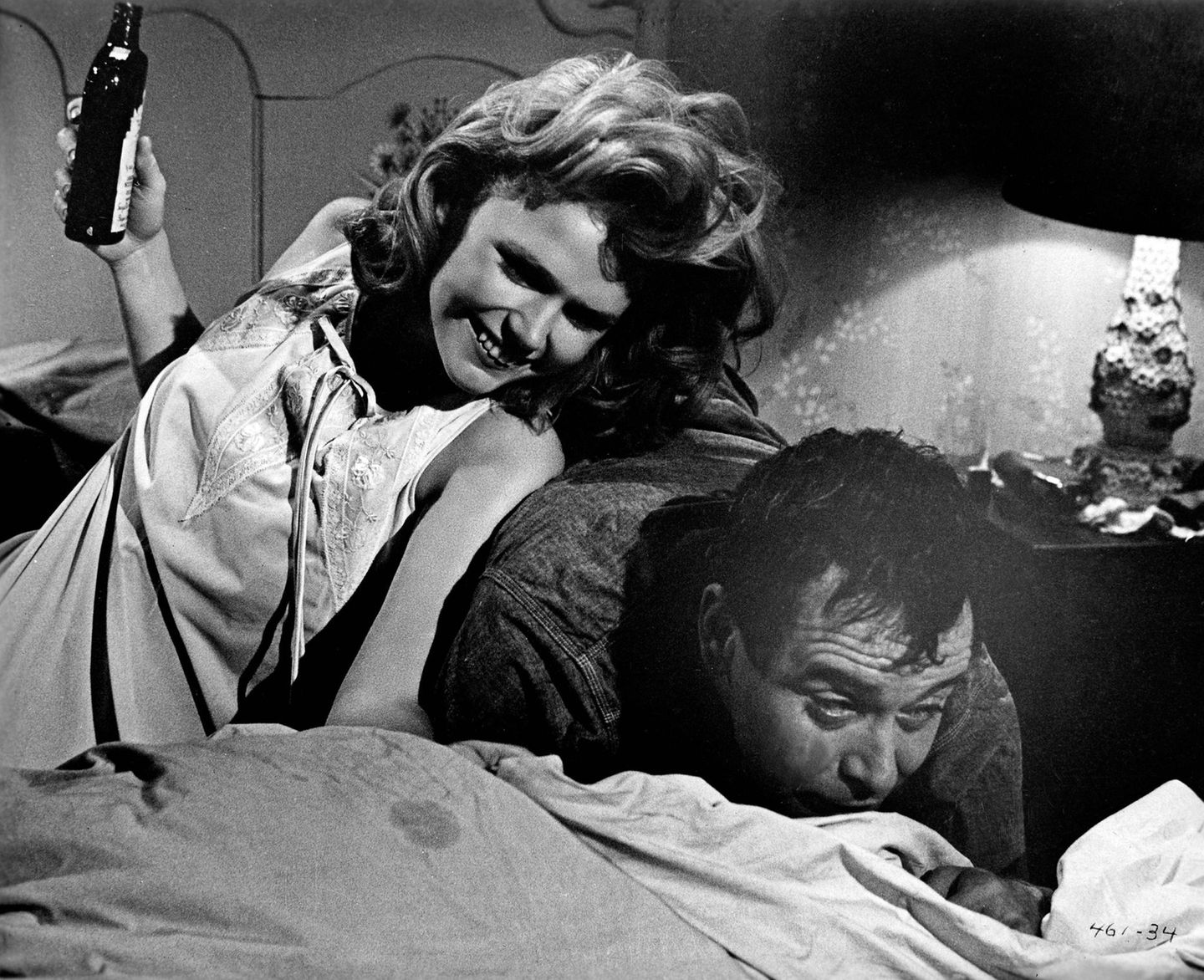 Charakterrolle Jack Lemmon und Lee Remick betrunken auf dem Bett im Film "Die Tage des Weines und der Rosen"