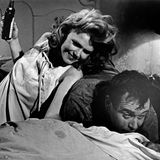 Jack Lemmon und Lee Remick betrunken auf dem Bett im Film "Die Tage des Weines und der Rosen"