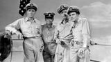 Jack Lemmon mit William Powell, James Cagney und Henry Fonda in einer Szene des Films "Keine Zeit für Heldentum"