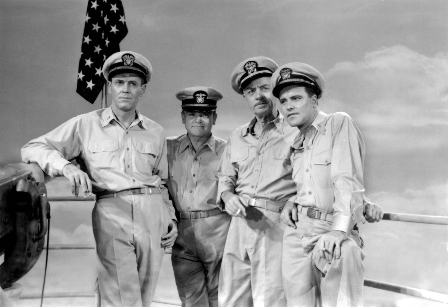 Jack Lemmon mit William Powell, James Cagney und Henry Fonda in einer Szene des Films "Keine Zeit für Heldentum"