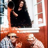 Sophia Loren schüttet Tomatensauce auf Walter Matthau und Jack Lemmon in "Grumpier Old Men"