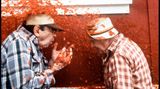 Sophia Loren schüttet Tomatensauce auf Walter Matthau und Jack Lemmon in "Grumpier Old Men"